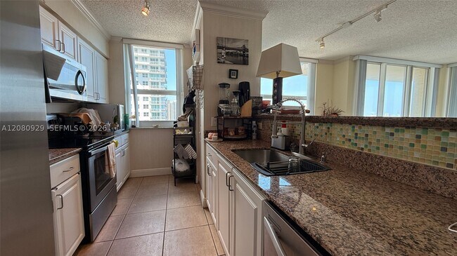 Building Photo - 1155 Brickell Bay Dr