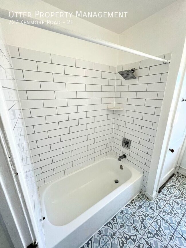 Building Photo - 727 Kenmore Rd