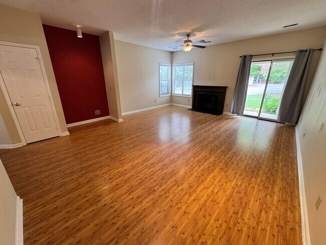 Building Photo - Beautiful Spacious 1st floor Condo! Amenit...
