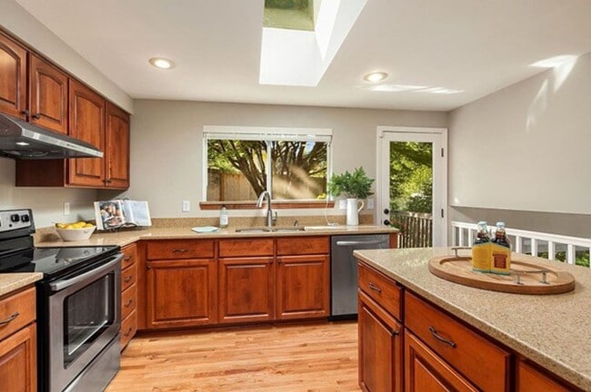 Building Photo - Exceptional home on a quiet cul-de-sac in ...