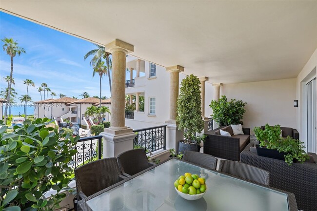 Building Photo - 19122 Fisher Island Dr