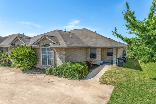 Building Photo - PRE-LEASE August 2026!! Great Location for...