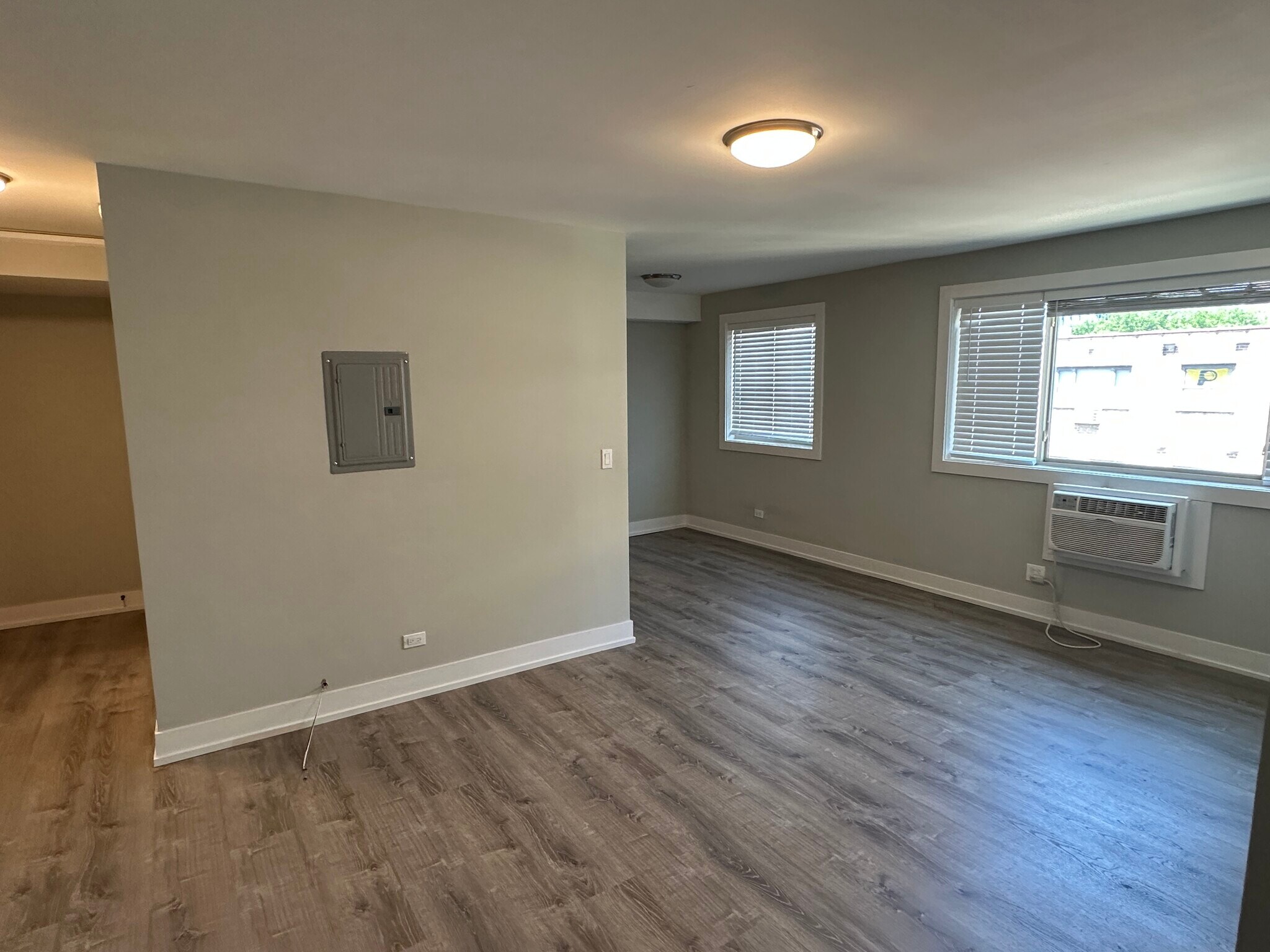Building Photo - 542 W Surf St