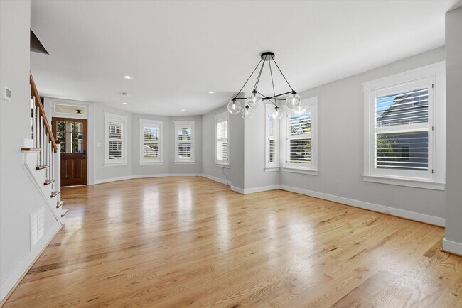 Building Photo - Charming Updated 4B/2.5B Home with Fenced Yard & Parking Included