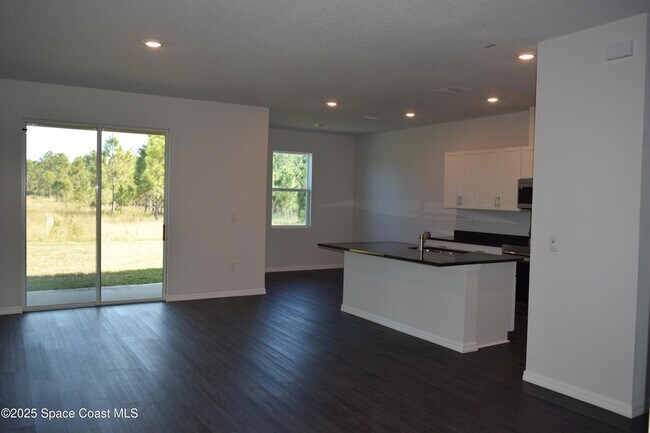 Building Photo - 3143 Fullerton Ave