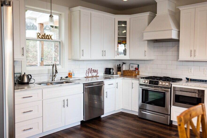 Building Photo - 210 Gail Dr