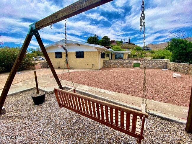 Building Photo - 3213 El Morro Rd