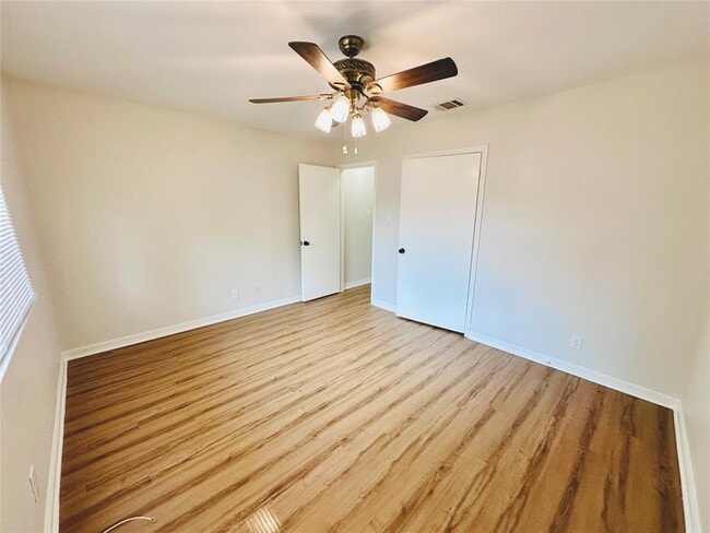 Building Photo - 1605 Somerset Dr