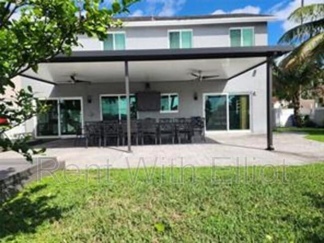 Building Photo - 9700 SW 16th Ct