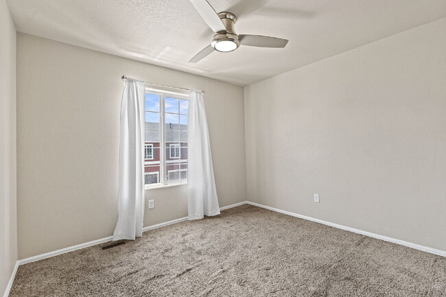 Building Photo - Updated 3-Bedroom Townhome with Private Ya...