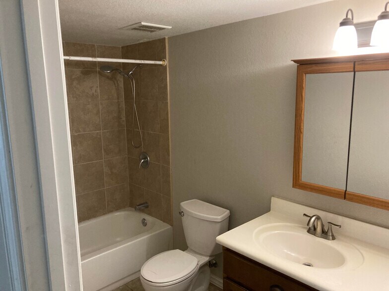 Bathroom - 2723 e southgate ave