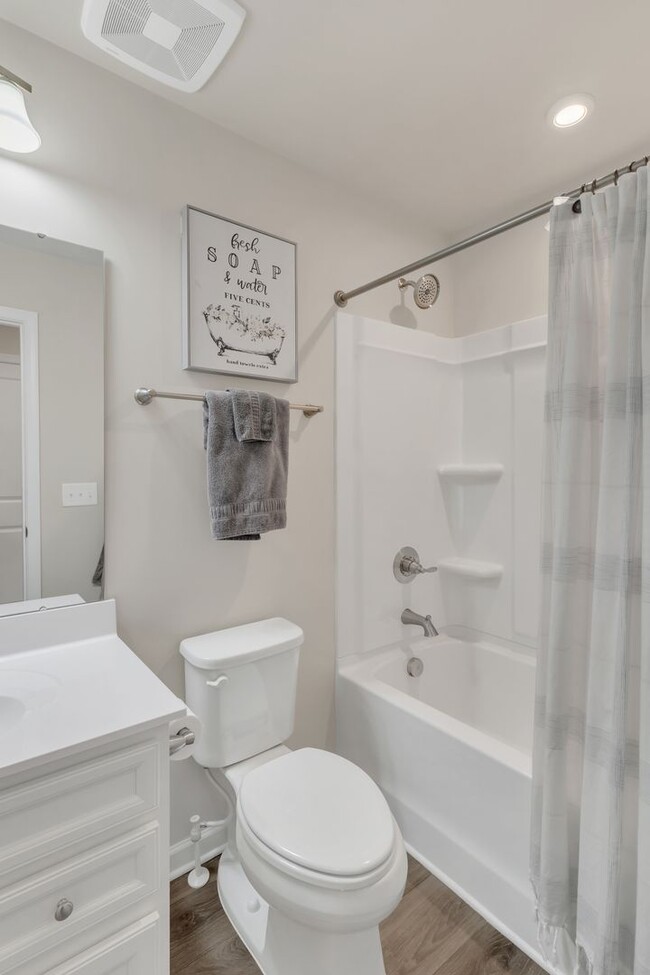 Building Photo - Beautiful Townhome!! Great Location!!