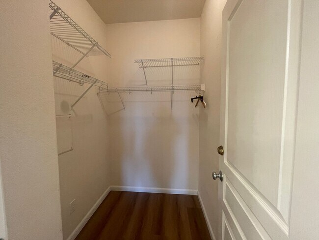 Building Photo - Tri-level 3 bedroom 3.5 bathroom townhouse...