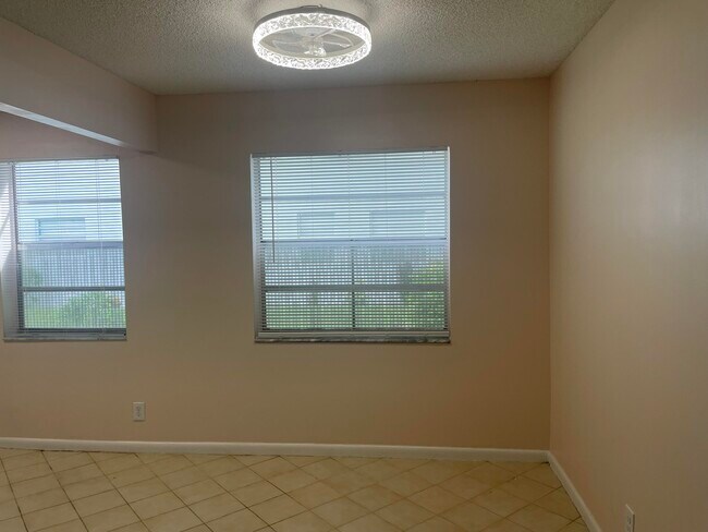 Building Photo - 402 Monaco Ct