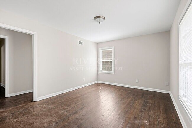 Building Photo - Beautifully Renovated 4 Bed / 2 Bath Home with Over 2,000 Sq Ft! Section 8 Welcomed