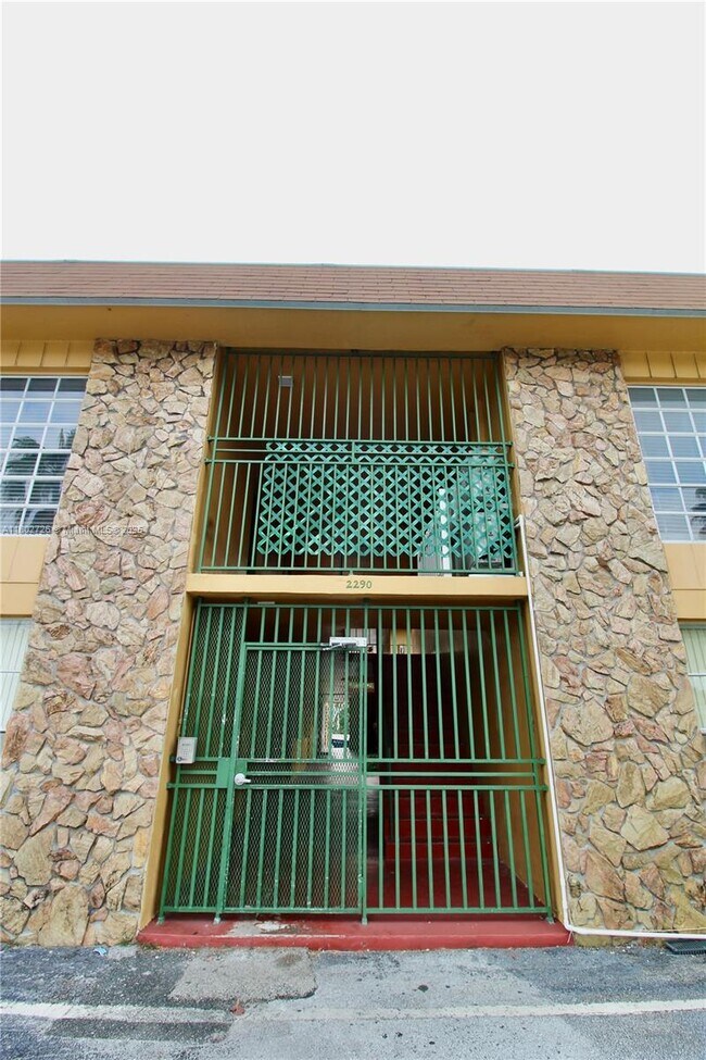 Building Photo - 2290 NW N River Dr