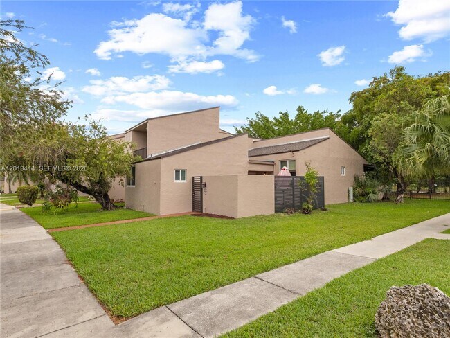 Building Photo - 9133 Fontainebleau Blvd