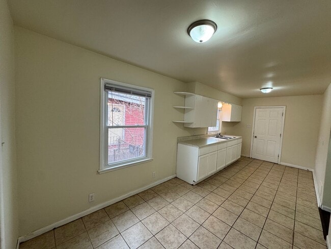 Building Photo - Move-In Ready Rental with Detached Garage