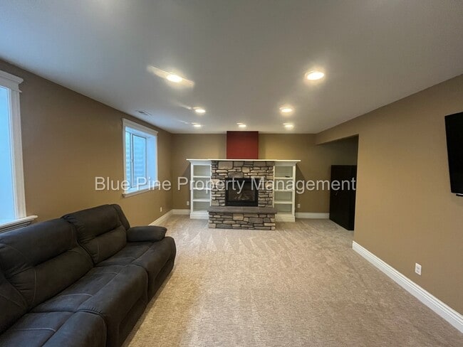 Building Photo - 2717 Mary Dr