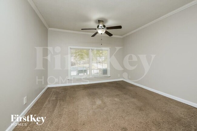 Building Photo - 8065 Huntington Dr