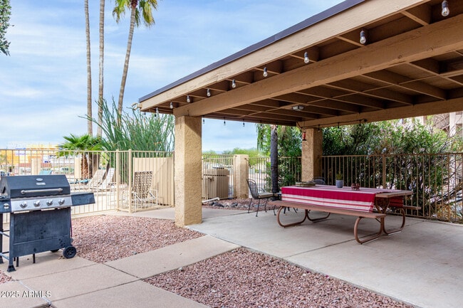 Building Photo - 1265 N La Montana Dr