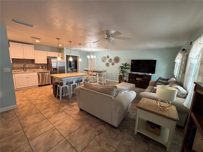 Building Photo - 1008 Estremadura Dr