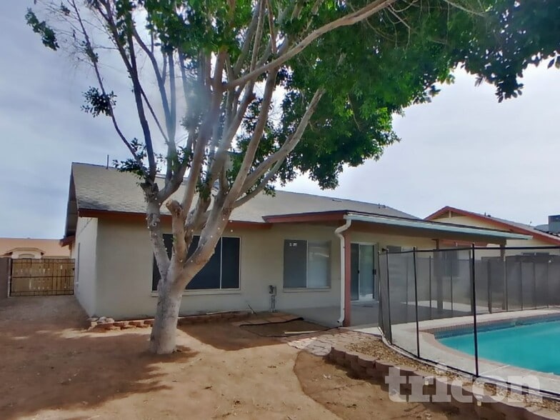 Building Photo - 8621 W Willow Ave