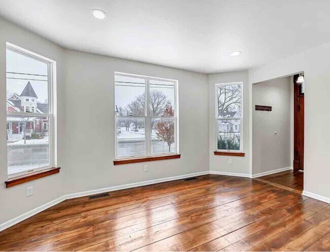 Building Photo - 625 N Maple Ave