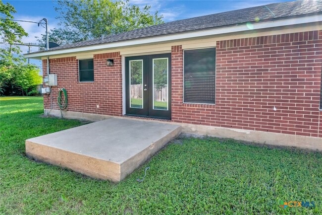 Building Photo - 515 Versailles St