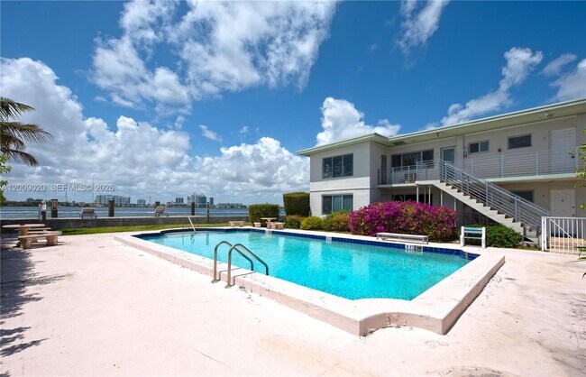 Building Photo - 2250 Bay Dr