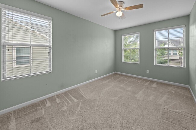 Building Photo - Fantastic 3 Bedroom End-unit Townhome with...