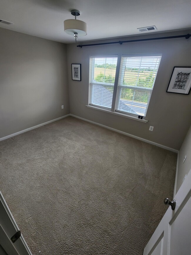 Building Photo - 559 Town Run Ln