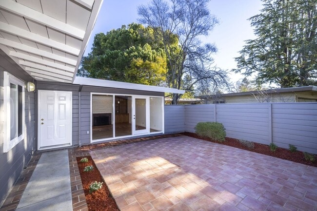 Building Photo - Wonderfully Located 3 Bed, 1 Bath Home- Close to Michell Park + Library, Shops, and More!