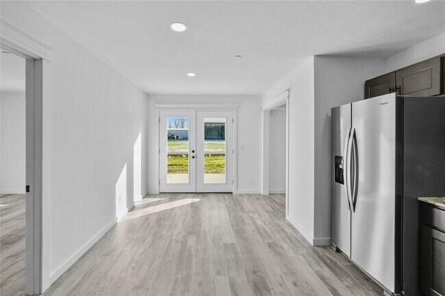 Building Photo - 423 W 3rd St