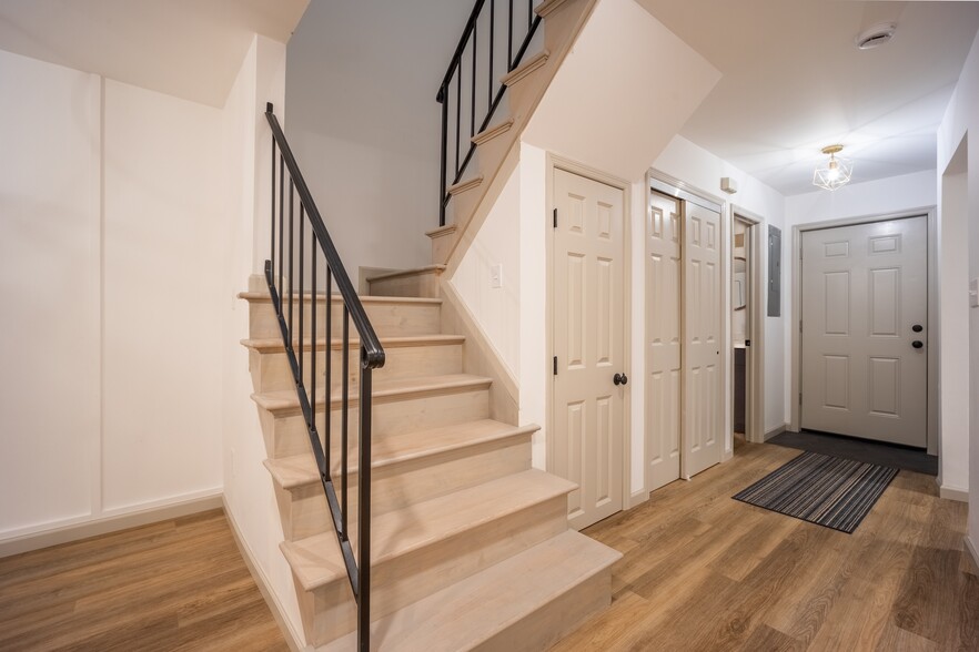 Building Photo - 404 Chelsea Cv S