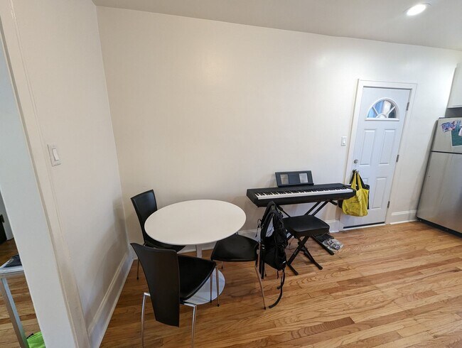 Building Photo - Spacious 1 BR - New Renovation Near the La...