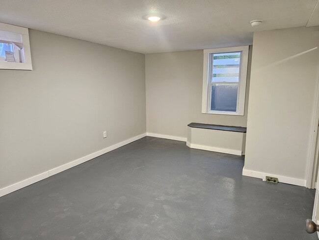 Building Photo - 1105 Crossland Ave