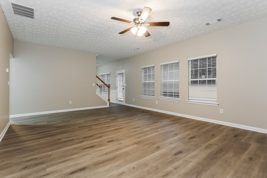 Building Photo - 204 Sandstone Dr