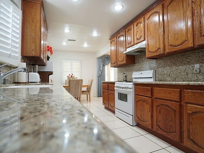 Building Photo - 3-Bedroom with 2 Baths and Spacious 2002 Sq Ft in Los Angeles!