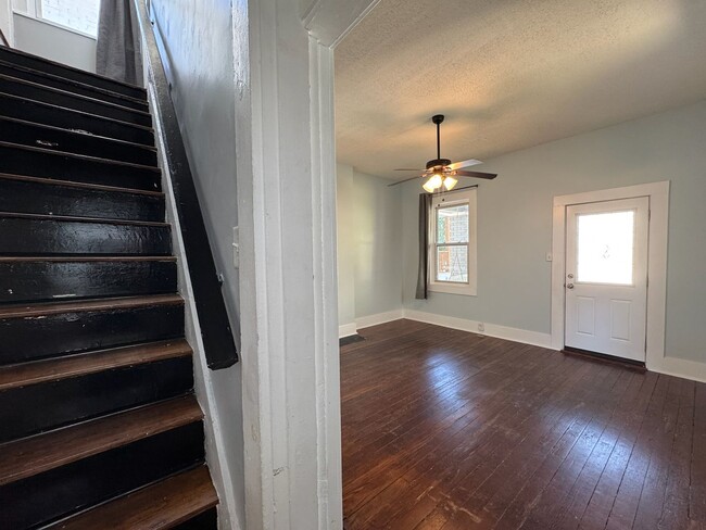 Building Photo - Recently Renovated 4 Bed/2 Bath House in H...