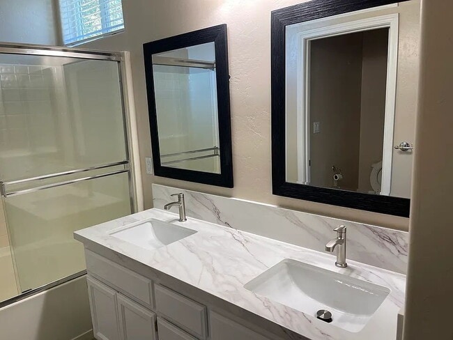 Building Photo - "Charming 3-Bed Oasis with Cozy Fireplace on Lighthouse Dr, Bakersfield!"