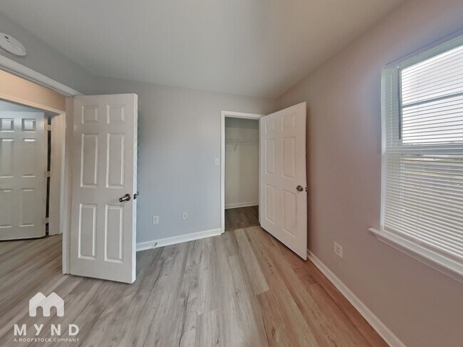 Building Photo - 215 Sunrise Dr