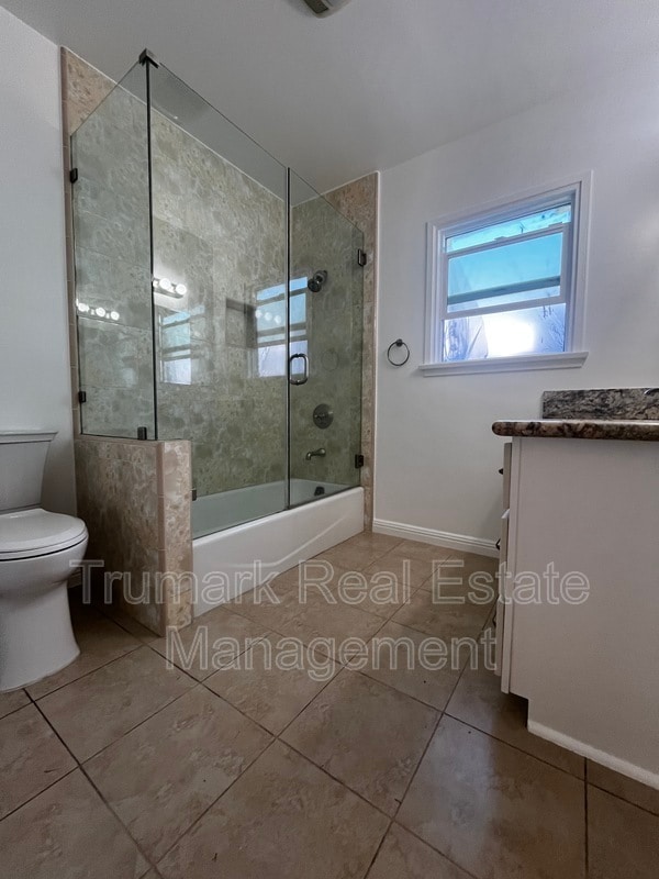 Building Photo - 337 S Beachwood Dr