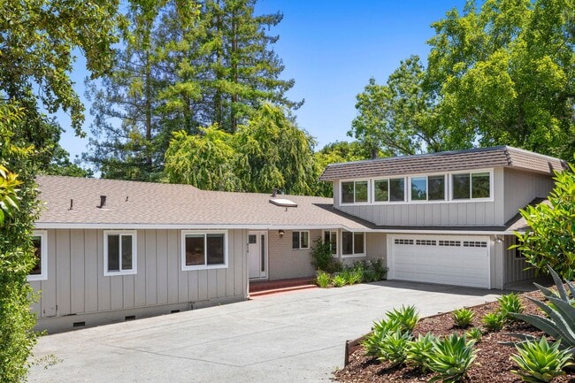 Building Photo - Spacious Menlo Park Retreat with 6 Bedroom...