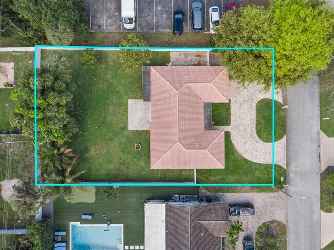 Building Photo - 1180 SW 17th St