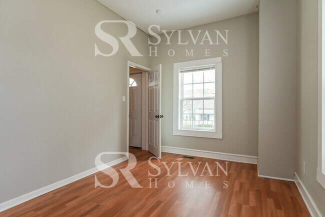 Building Photo - Cute, cozy and comfortable