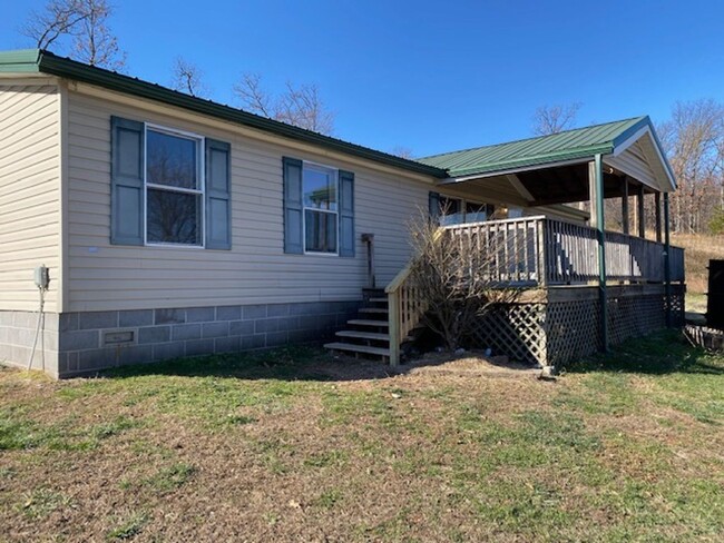 Primary Photo - COUNTRY LIVING! 3 BEDROOM 2 BATH IN SENECA...