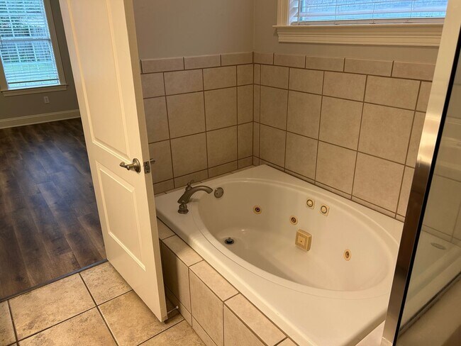 Building Photo - 3069 Roseleigh Dr