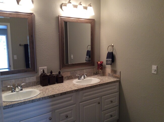 Building Photo - GREAT COLLEGE PROPERTY--PRE-LEASING FOR AUGUST! Completely Updated! 3 bedroom/2 bath Close to TTU...