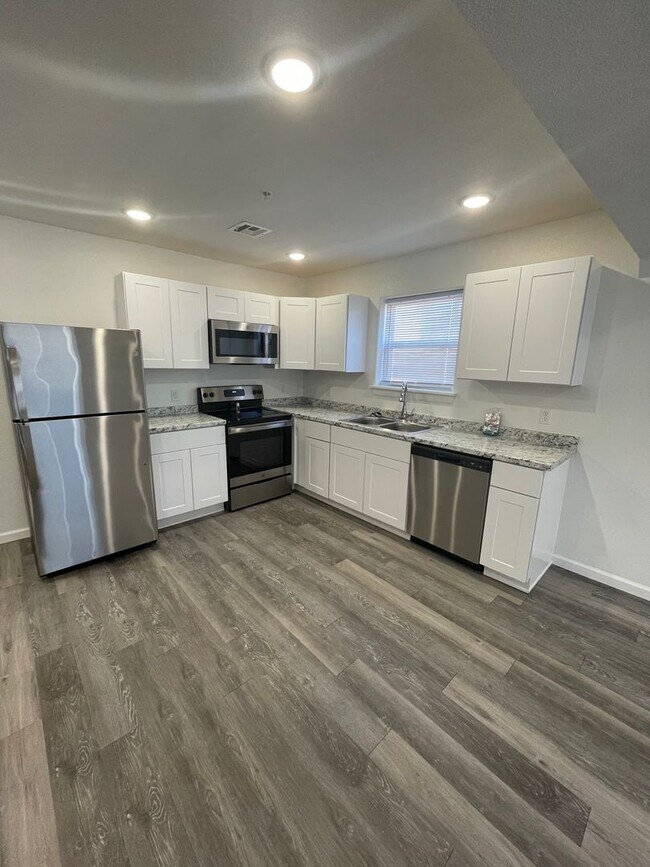 Building Photo - Townhomes Now Available in Strafford MO!